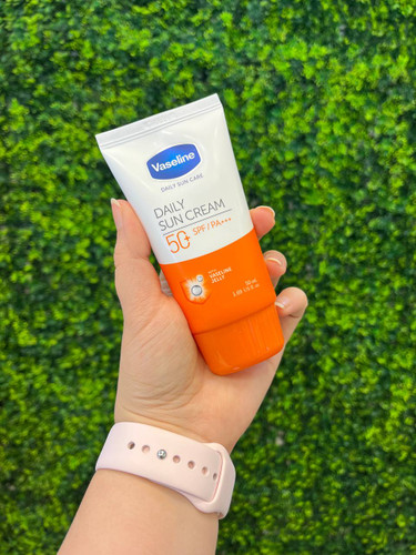 کرم ضدآفتاب روزانه بی رنگ SPF50 وازلین